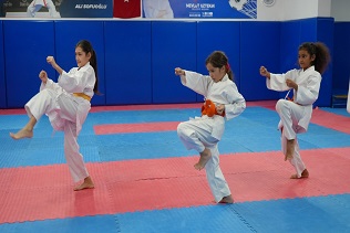 KIŞ SPOR OKULLARINDA EĞİTİMLER TÜM HIZIYLA SÜRÜYOR